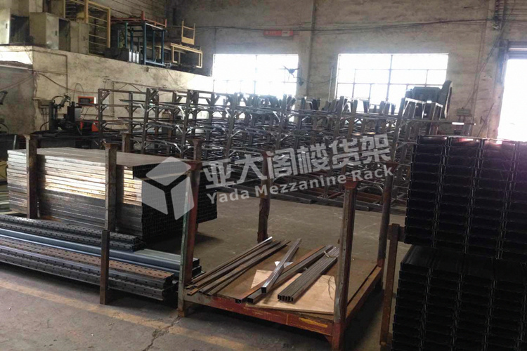 廣州亞大閣樓貨架廠家訂單不斷，工廠人員正全力以赴趕貨中